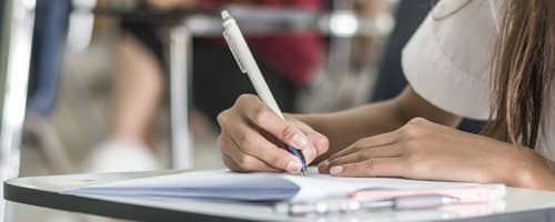 Políticas para a formação educacional de deficientes auditivos é tema de redação do Enem 