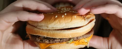 Mais da metade dos jovens acompanhados pelo SUS se alimentam mal