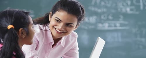 No Brasil, professor ganha menos e trabalha mais que os de outros países