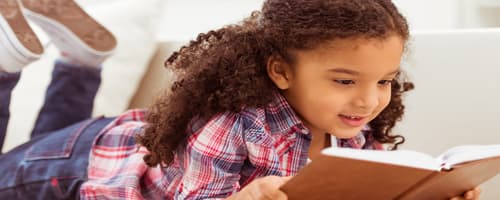 Projeto entrega livros destinados a crianças em alfabetização 