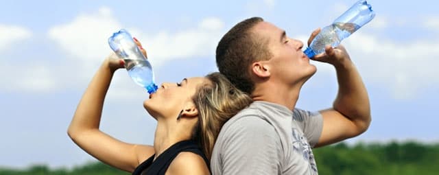 A importância de beber água no verão