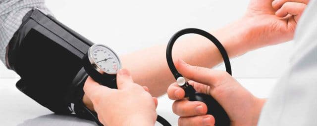 O que provoca a pressão alta (hipertensão)?