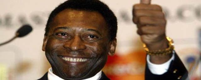 Pelé tem melhora, mas continua internado