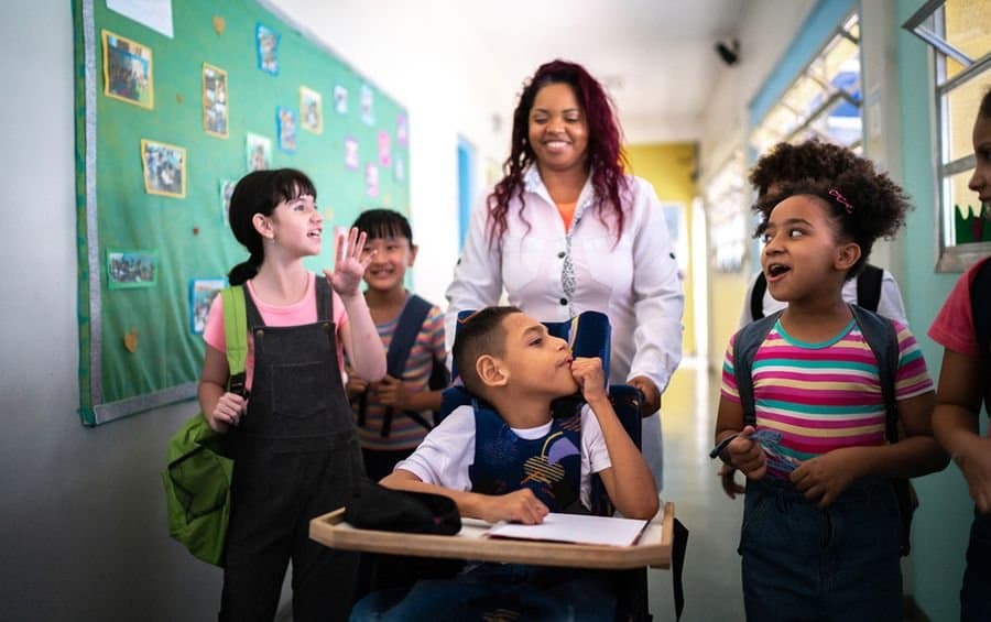 Professora e estudantes em contexto de aprendizagem de inglês