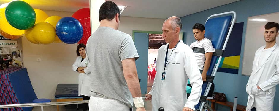 Alunos da Estácio atuam em projeto que devolve mobilidade a pacientes gratuitamente